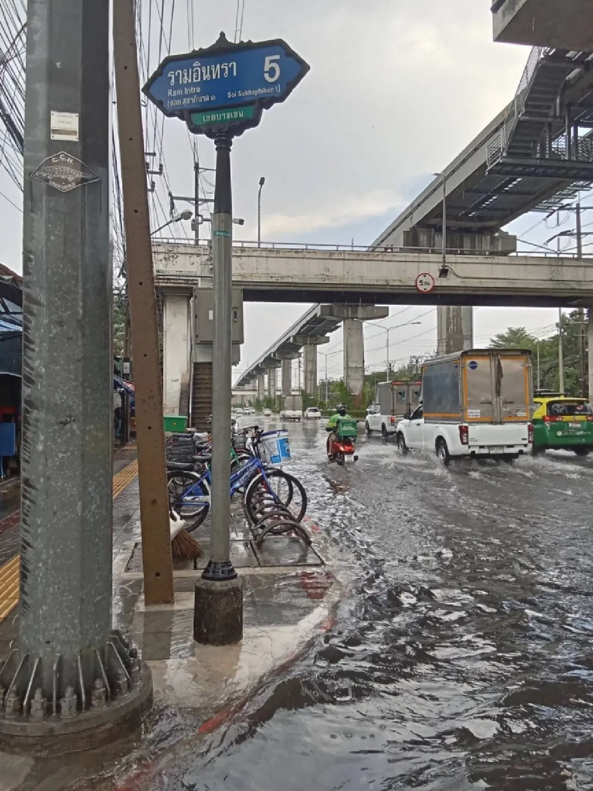 น้ำท่วมแล้ว บางเขน กทม. ฝนตกหนัก น้ำรอการระบาย เตือนฝนชุดใหญ่อีก