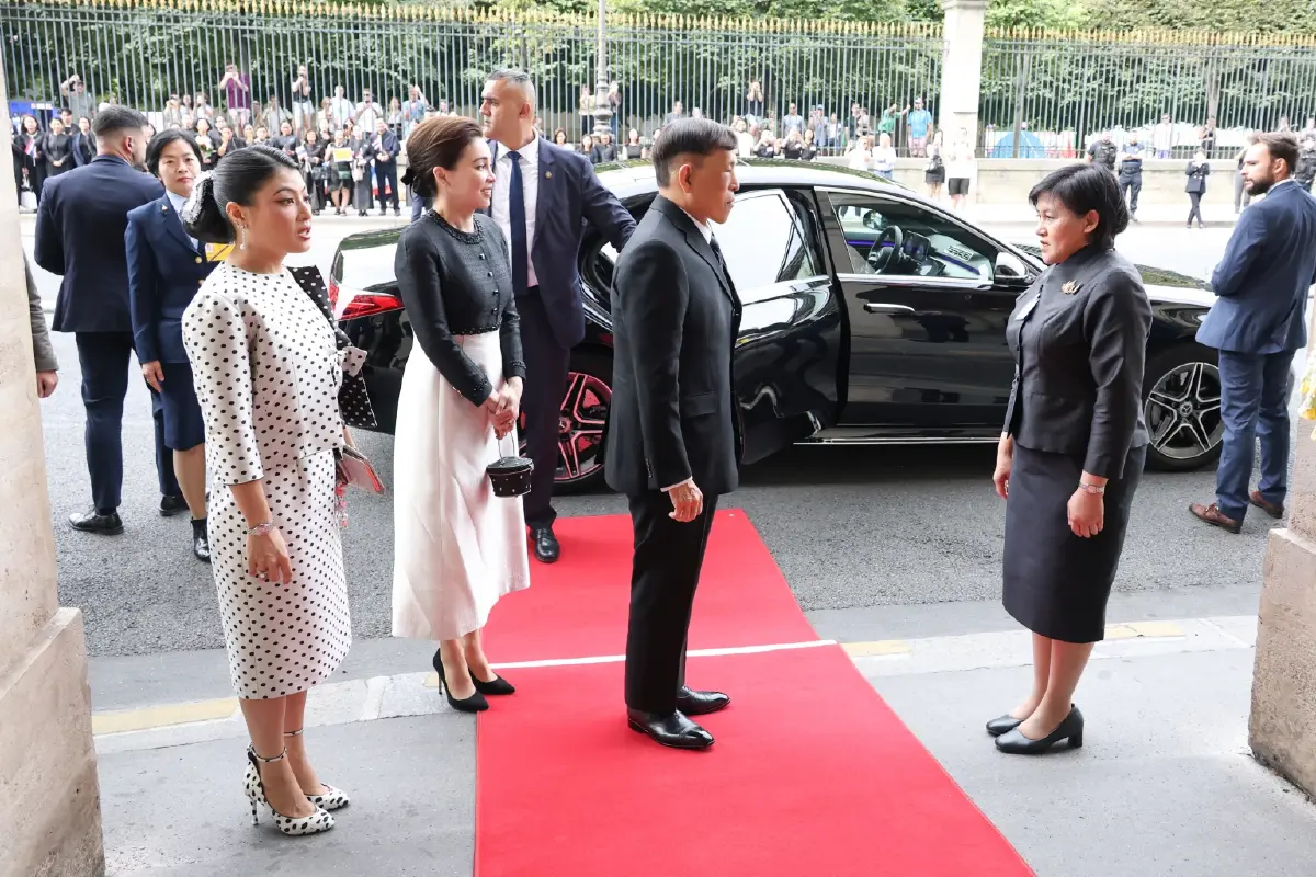 ในหลวง-พระราชินี เสด็จฯ ถึงฝรั่งเศส เจ้าฟ้าสิริวัณณวรี เฝ้าฯ รับเสด็จ