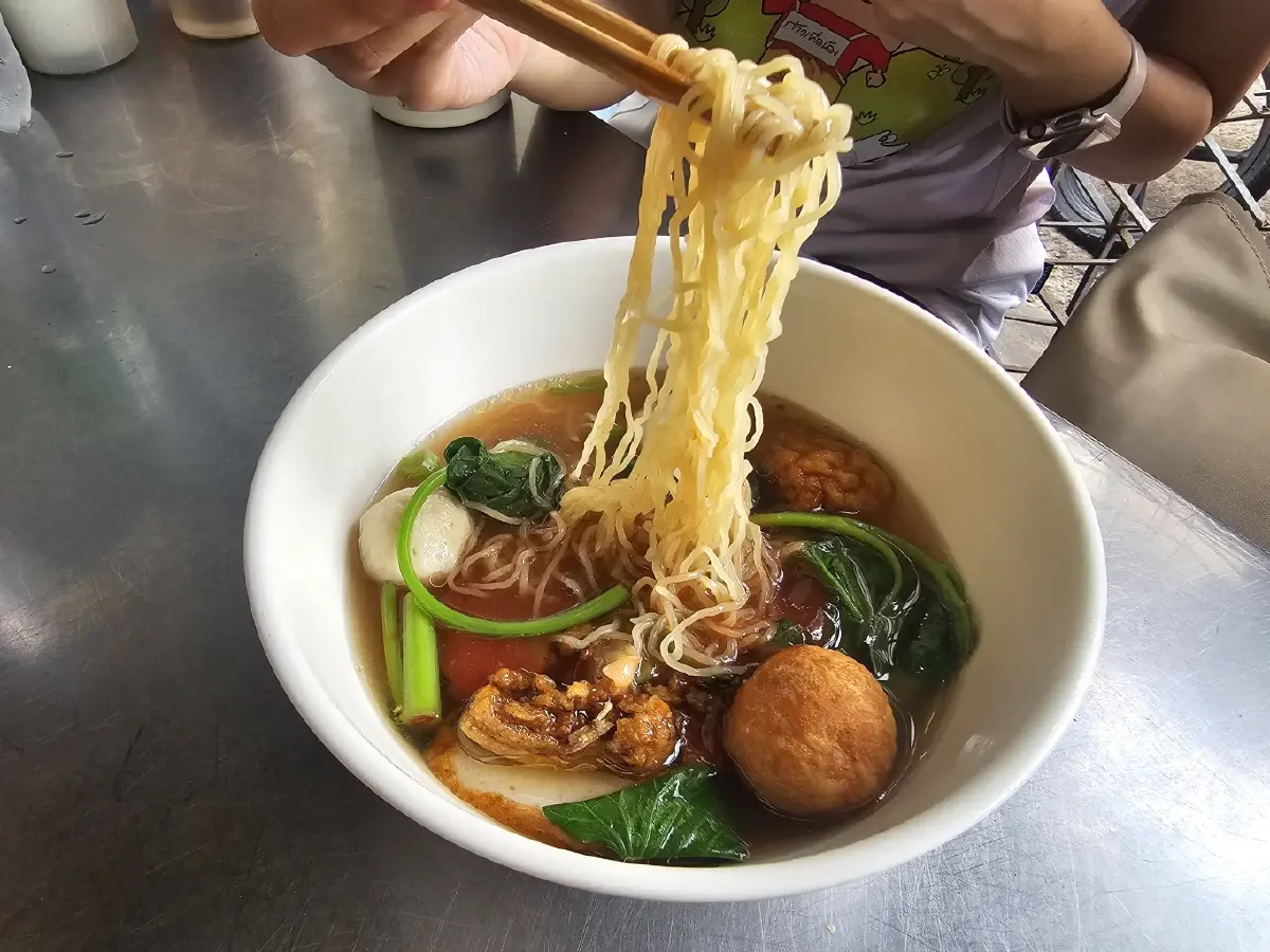 'โกวใหญ่' ก๋วยเตี๋ยวหมูต้มยำ เย็นตาโฟรสเด็ด แห่ง ลาดพร้าว-วังหิน