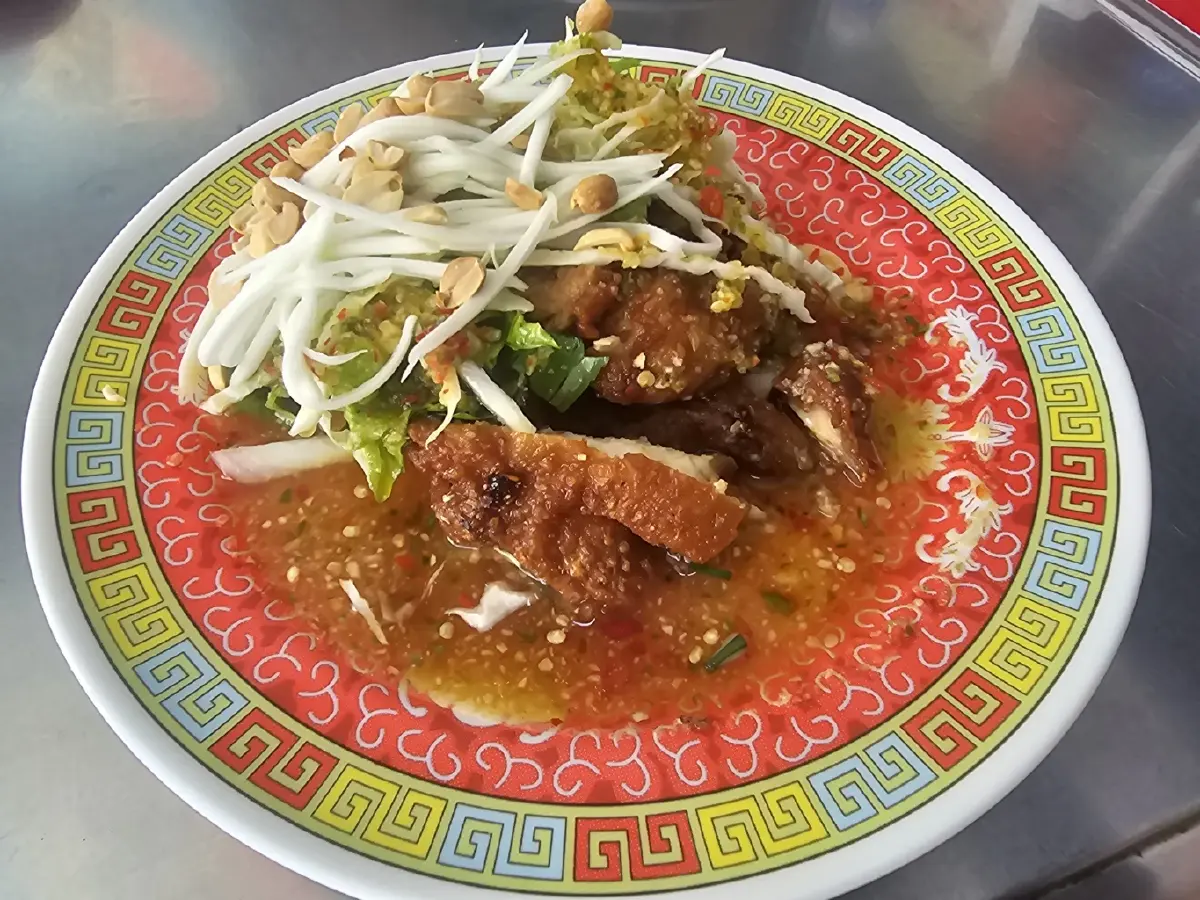'เจ๊แดง สามย่าน' ตำนานร้านส้มตำมิชลินสตรีทฟู้ด  'คอหมูย่าง' นุ่มๆ