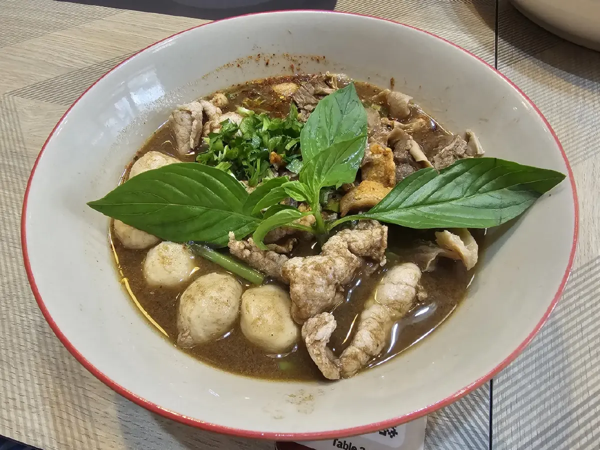 ‘ก๋วยเตี๋ยวเรือ’ ที่ ร้าน ‘Aroy Tatien’ น้ำซุปดีมีสมุนไพร 27 ชนิด