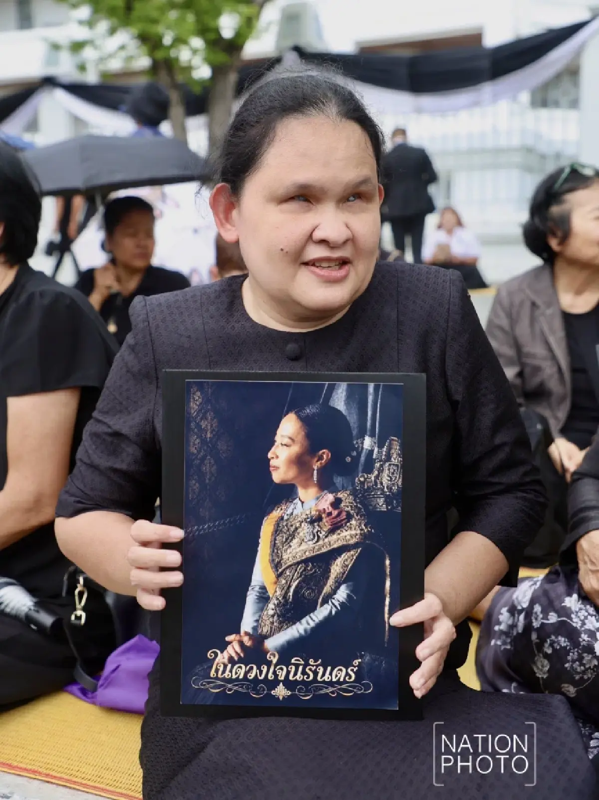 พสกนิกรปักหลักรอขบวนเชิญพระศพ “เจ้าฟ้าพัชรกิติยาภาฯ” หน้าพระบรมมหาราชวัง