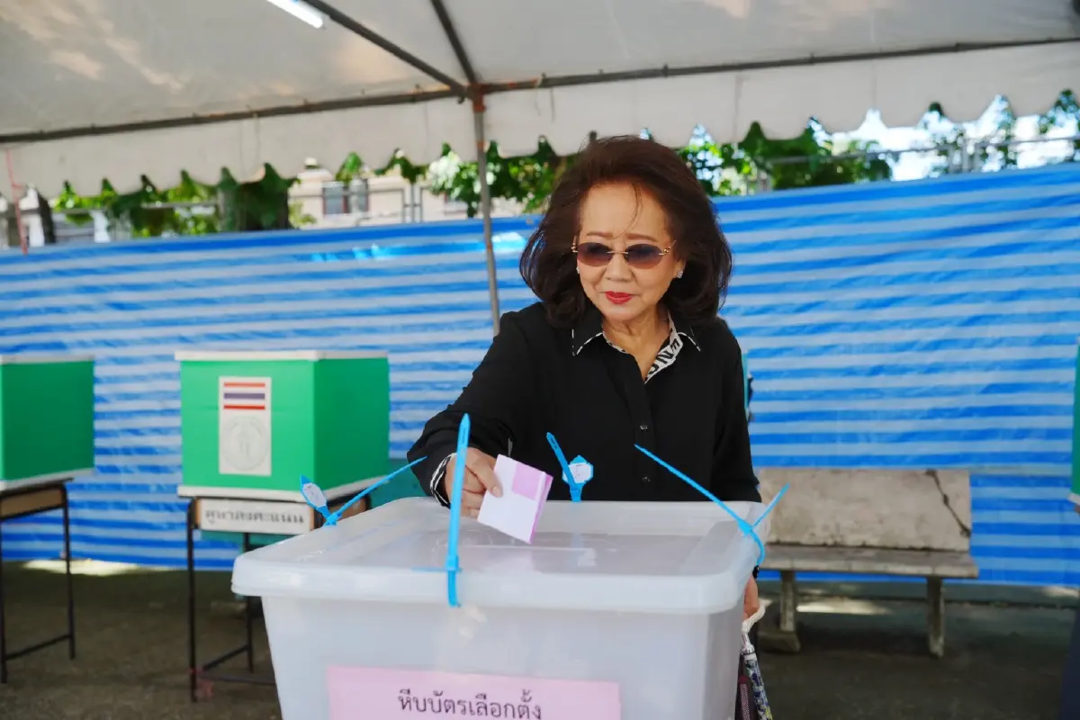 'อิ๊งค์-เอม' ควง 'พจมาน' ใช้สิทธิ์เลือกตั้ง ผู้ว่าฯ กทม.-ส.ก.