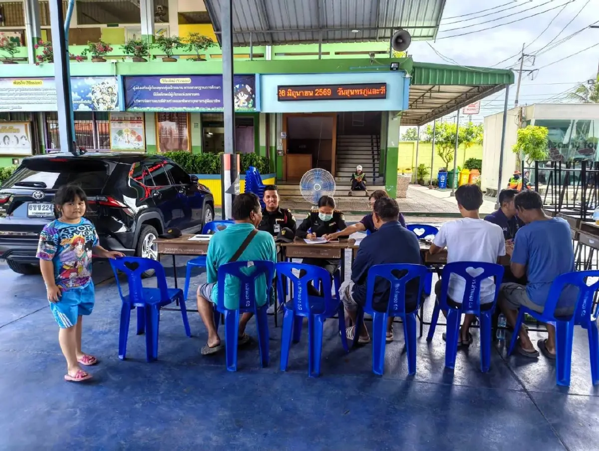 พายุเข้าลาดกระบัง เสาไฟล้มทับถนนฉลองกรุง ปิดถนน เคลียร์เส้นทาง