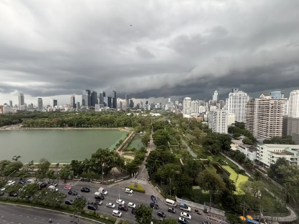 ทั่วกรุงเทพ ฝนตกหนัก มืดฟ้ามัวดิน พหลโยธิน - ม.เกษตร น้ำท่วม รถติด