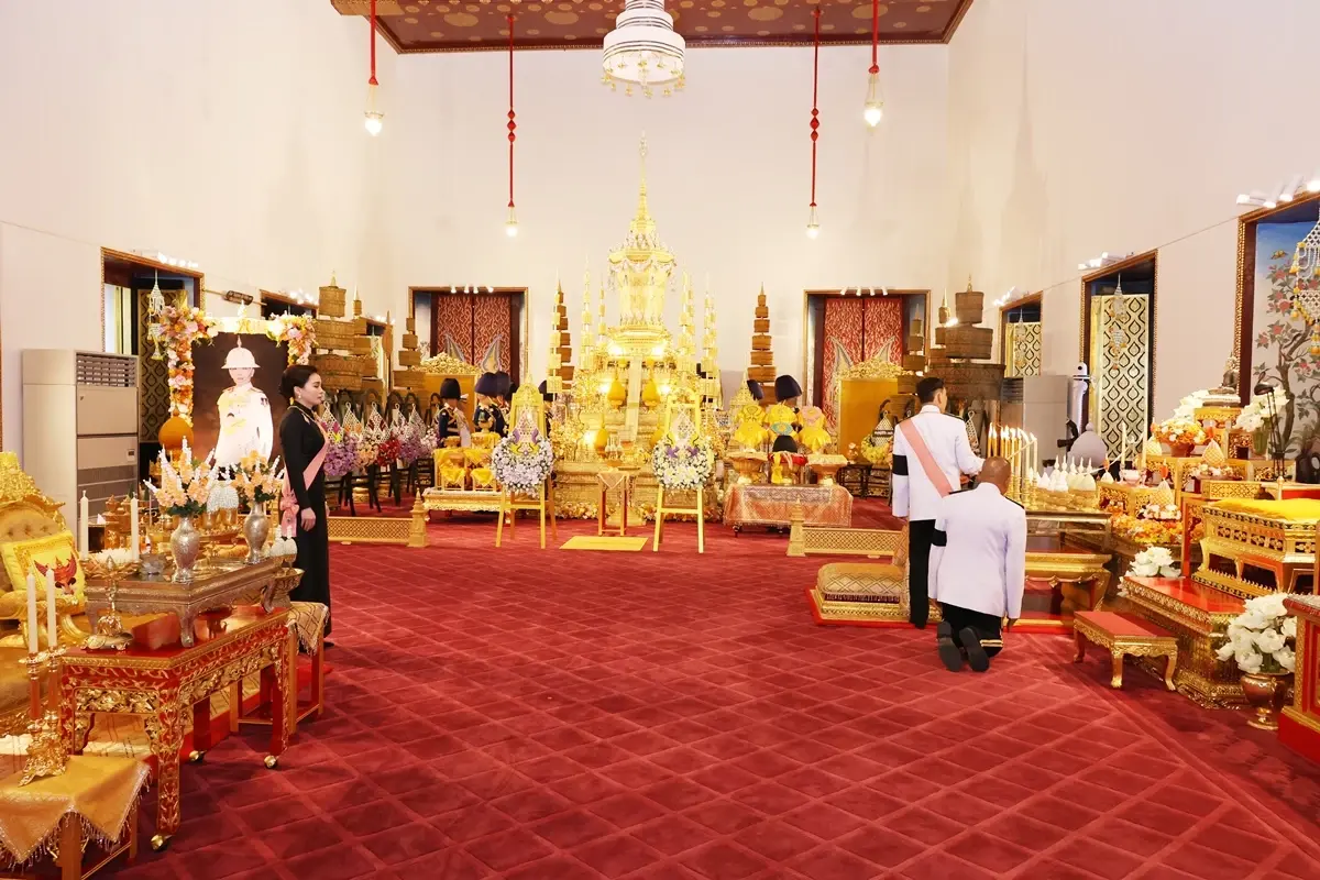 ในหลวง-พระราชินี เสด็จฯ ไปในการพระราชพิธีทรงบำเพ็ญพระราชกุศลปัณรสมวาร (15 วัน)