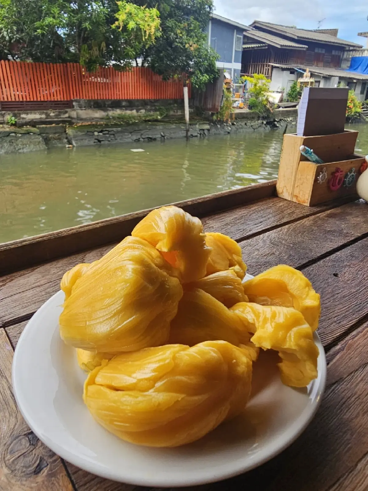 ‘กุ้งกะปิสะตอ’ อร่อยริมคลอง ต้องที่ร้าน ‘อาหารบ้านคุณเล็ก’