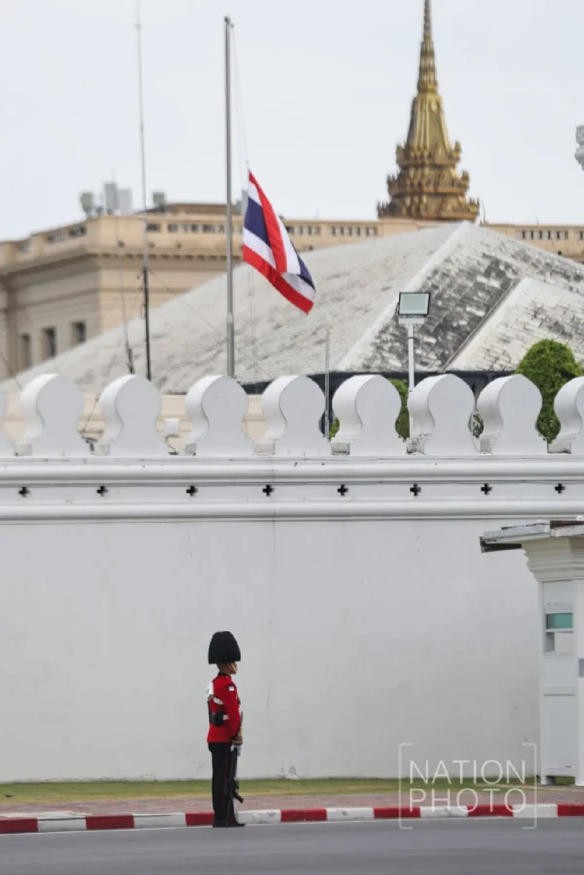 พสกนิกรปักหลักรอขบวนเชิญพระศพ “เจ้าฟ้าพัชรกิติยาภาฯ” หน้าพระบรมมหาราชวัง