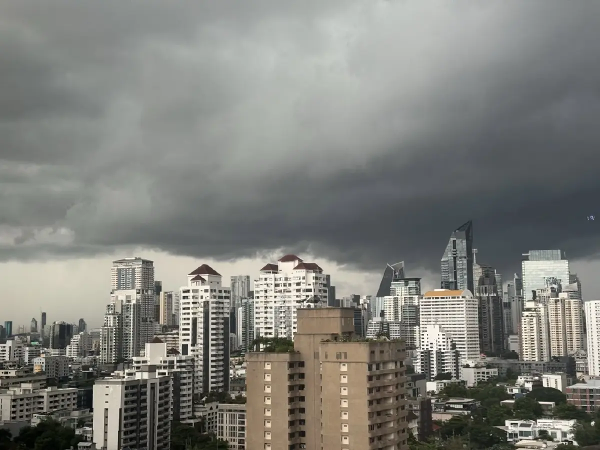 ทั่วกรุงเทพ ฝนตกหนัก มืดฟ้ามัวดิน พหลโยธิน - ม.เกษตร น้ำท่วม รถติด