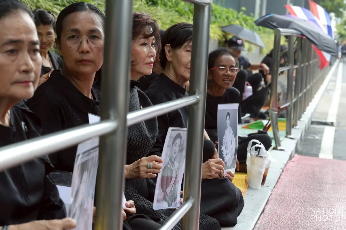 พสกนิกรหลั่งไหล รพ.จุฬาฯ รอส่งเสด็จเคลื่อนพระศพ “เจ้าฟ้าพัชรกิติยาภาฯ” สู่พระบรมมหาราชวัง
