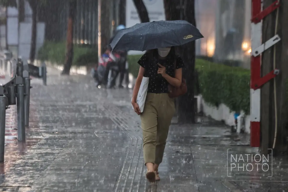ฝนถล่มกรุง รัชดาน้ำท่วมขัง รถเล็กสัญจรลำบาก อุตุฯ เตือนตกยาวถึง 20 มิ.ย.