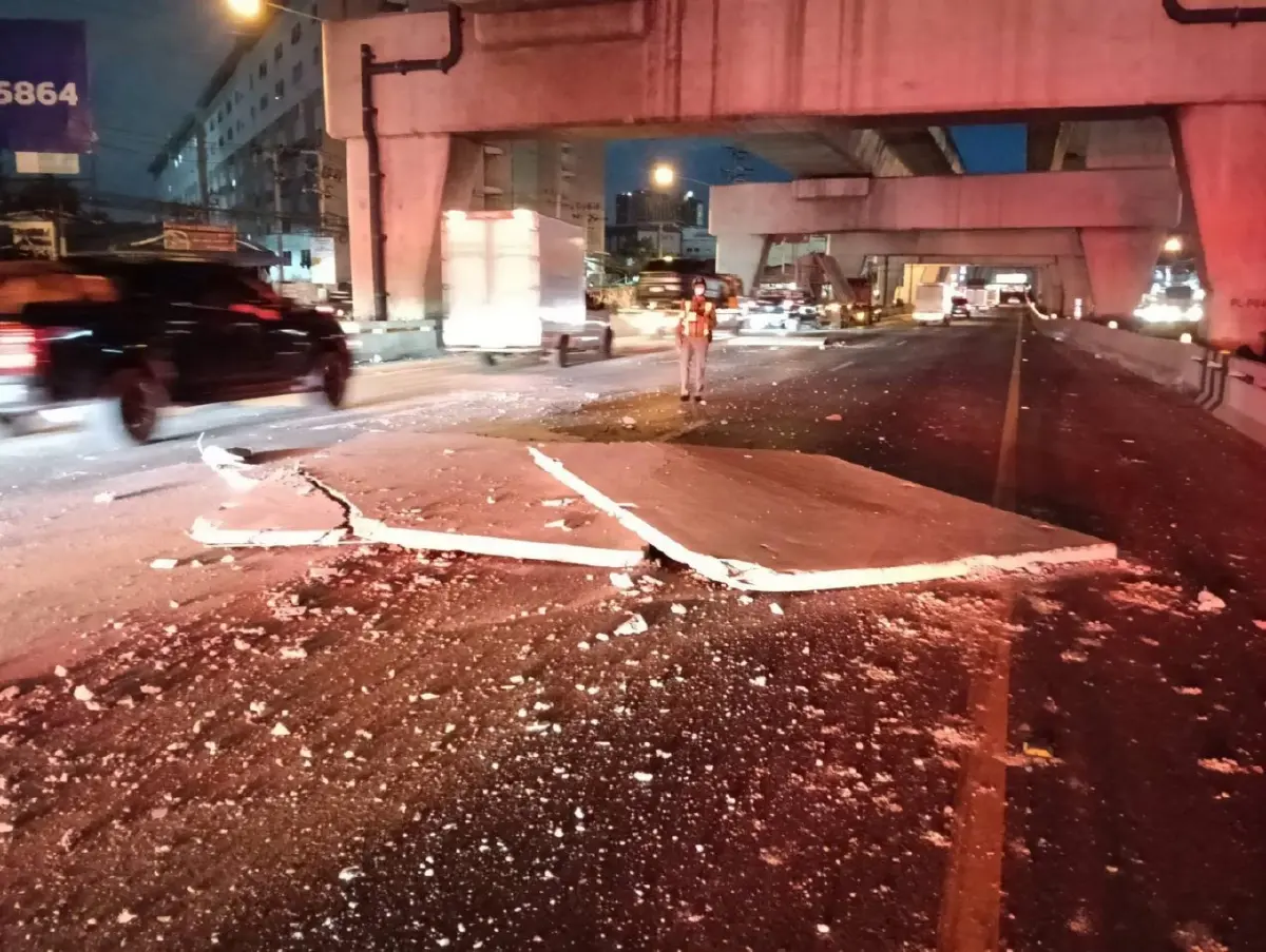 ด่วน! เทรลเลอร์ทำแผ่นปูนร่วงขวาง ถ.กาญจนาฯ ก่อนต่างระดับบางใหญ่ แนะวิ่งเลนขนาน
