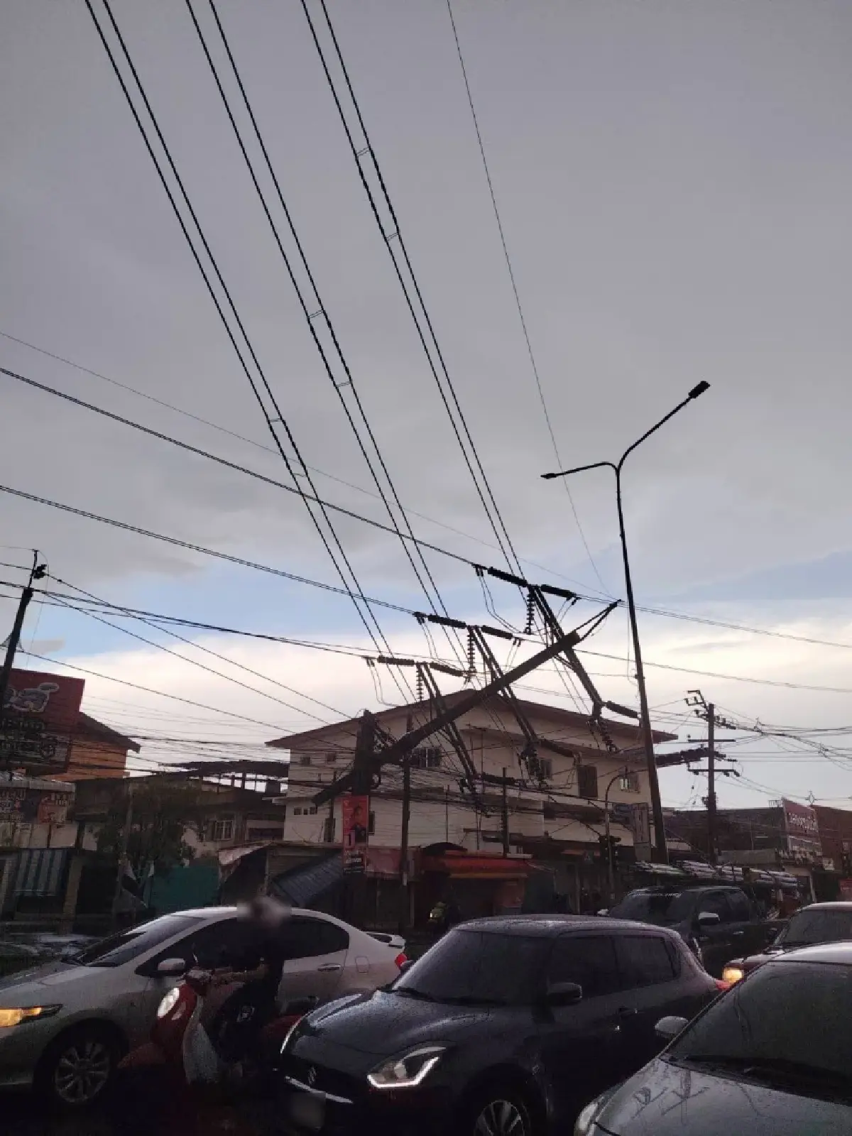 ระทึก พายุฝนถล่ม เสาไฟฟ้าล้มนับ 10 ต้น ทับรถ-บ้าน เจ็บ 1 ราย ไฟดับวงกว้าง