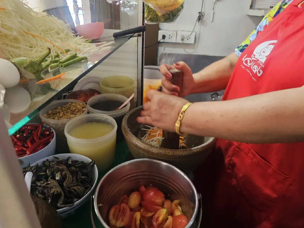 'เจ๊แดง สามย่าน' ตำนานร้านส้มตำมิชลินสตรีทฟู้ด  'คอหมูย่าง' นุ่มๆ