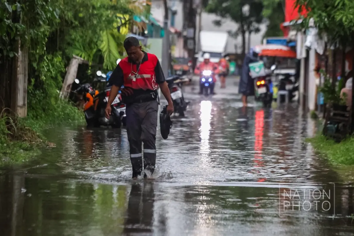 ฝนถล่มกรุง รัชดาน้ำท่วมขัง รถเล็กสัญจรลำบาก อุตุฯ เตือนตกยาวถึง 20 มิ.ย.