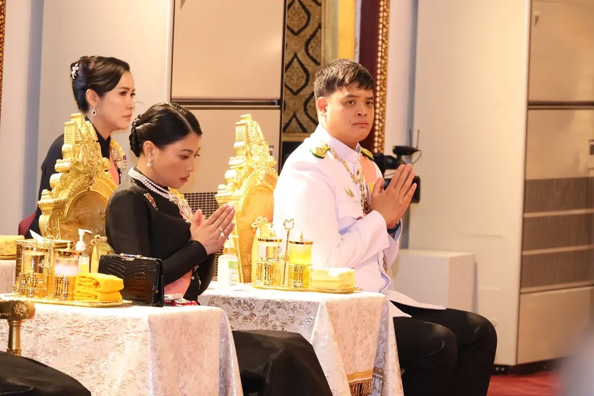 ในหลวง-พระราชินี เสด็จฯ ไปในการพระราชพิธีทรงบำเพ็ญพระราชกุศลปัณรสมวาร (15 วัน)