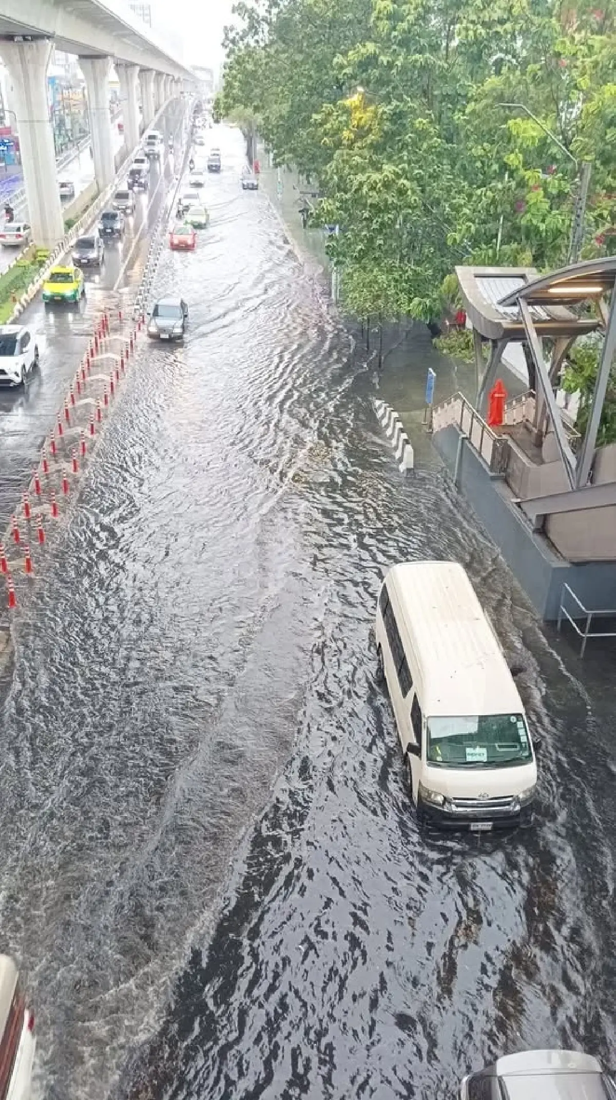 ทั่วกรุงเทพ ฝนตกหนัก มืดฟ้ามัวดิน พหลโยธิน - ม.เกษตร น้ำท่วม รถติด