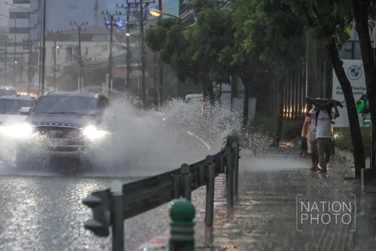 ฝนถล่มกรุง รัชดาน้ำท่วมขัง รถเล็กสัญจรลำบาก อุตุฯ เตือนตกยาวถึง 20 มิ.ย.