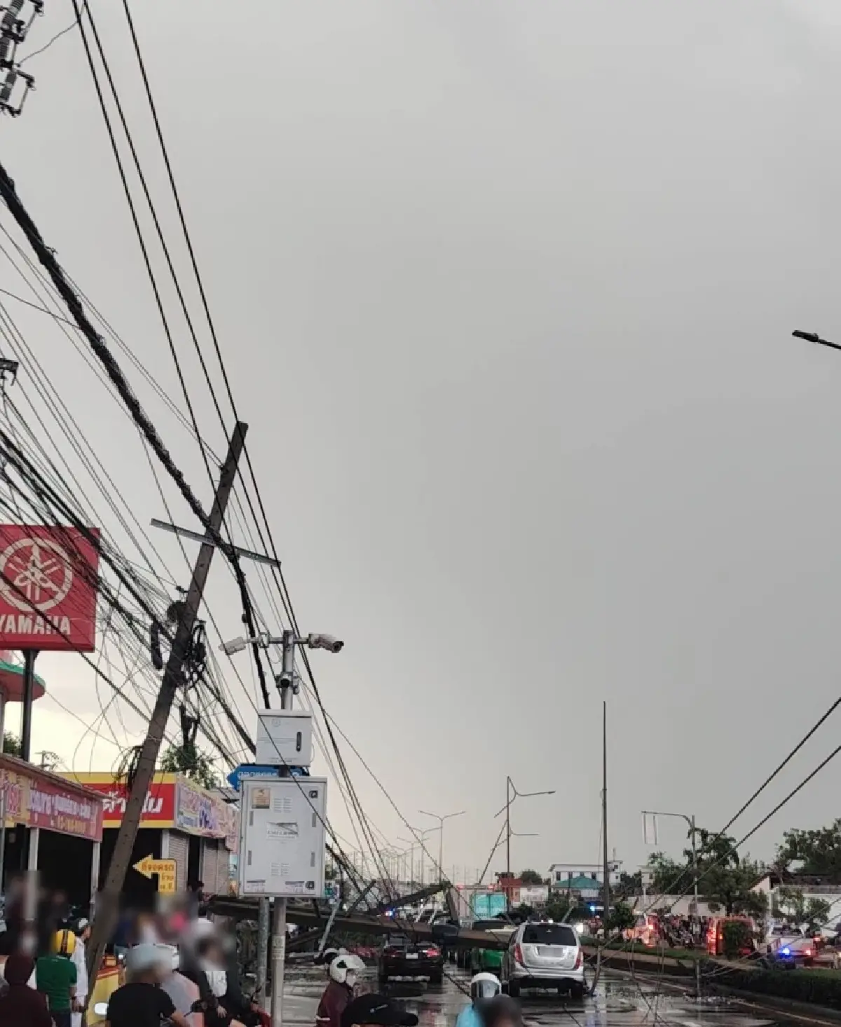 ระทึก พายุฝนถล่ม เสาไฟฟ้าล้มนับ 10 ต้น ทับรถ-บ้าน เจ็บ 1 ราย ไฟดับวงกว้าง