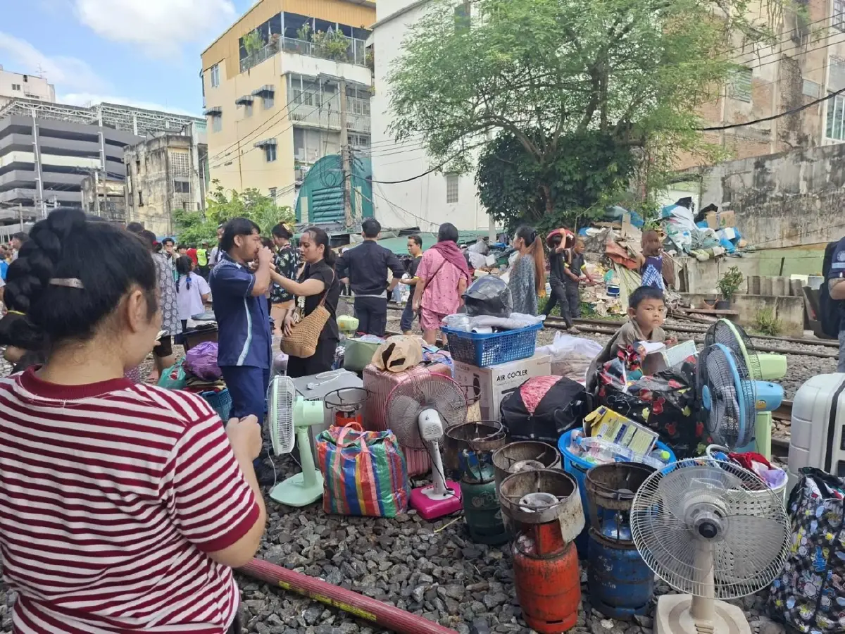 อัปเดตด่วน! ไฟไหม้กลางกรุงเทพ พระราม 6 บ้านวอด 5 หลัง หวั่นอาคารทรุดตัว