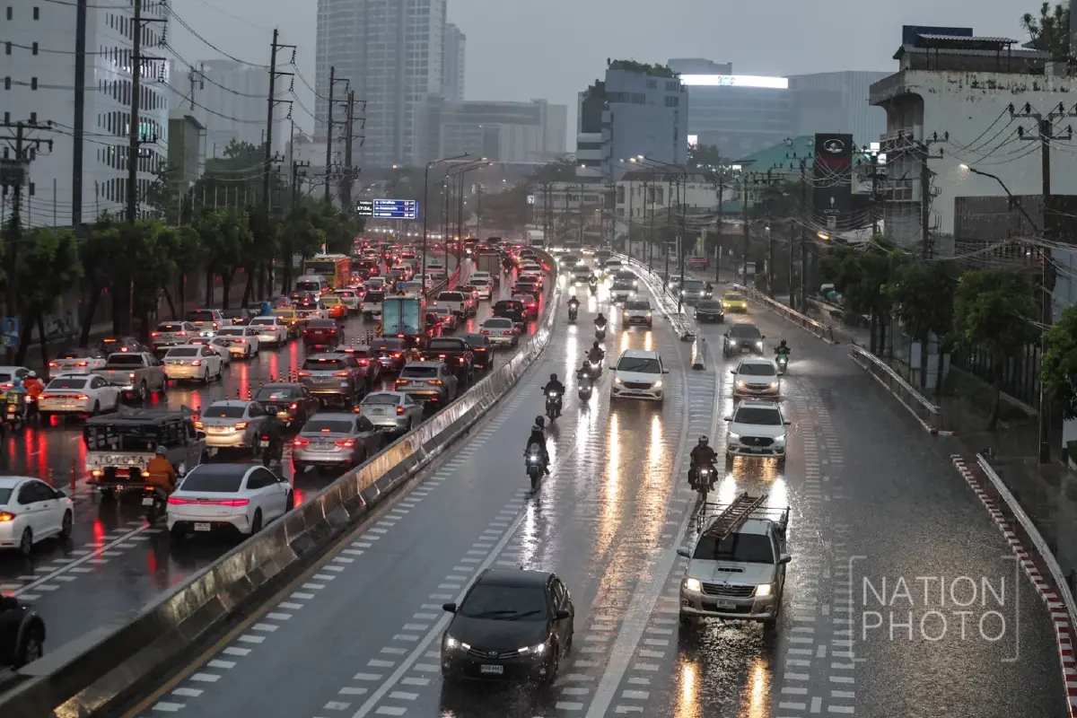 ฝนถล่มกรุง รัชดาน้ำท่วมขัง รถเล็กสัญจรลำบาก อุตุฯ เตือนตกยาวถึง 20 มิ.ย.