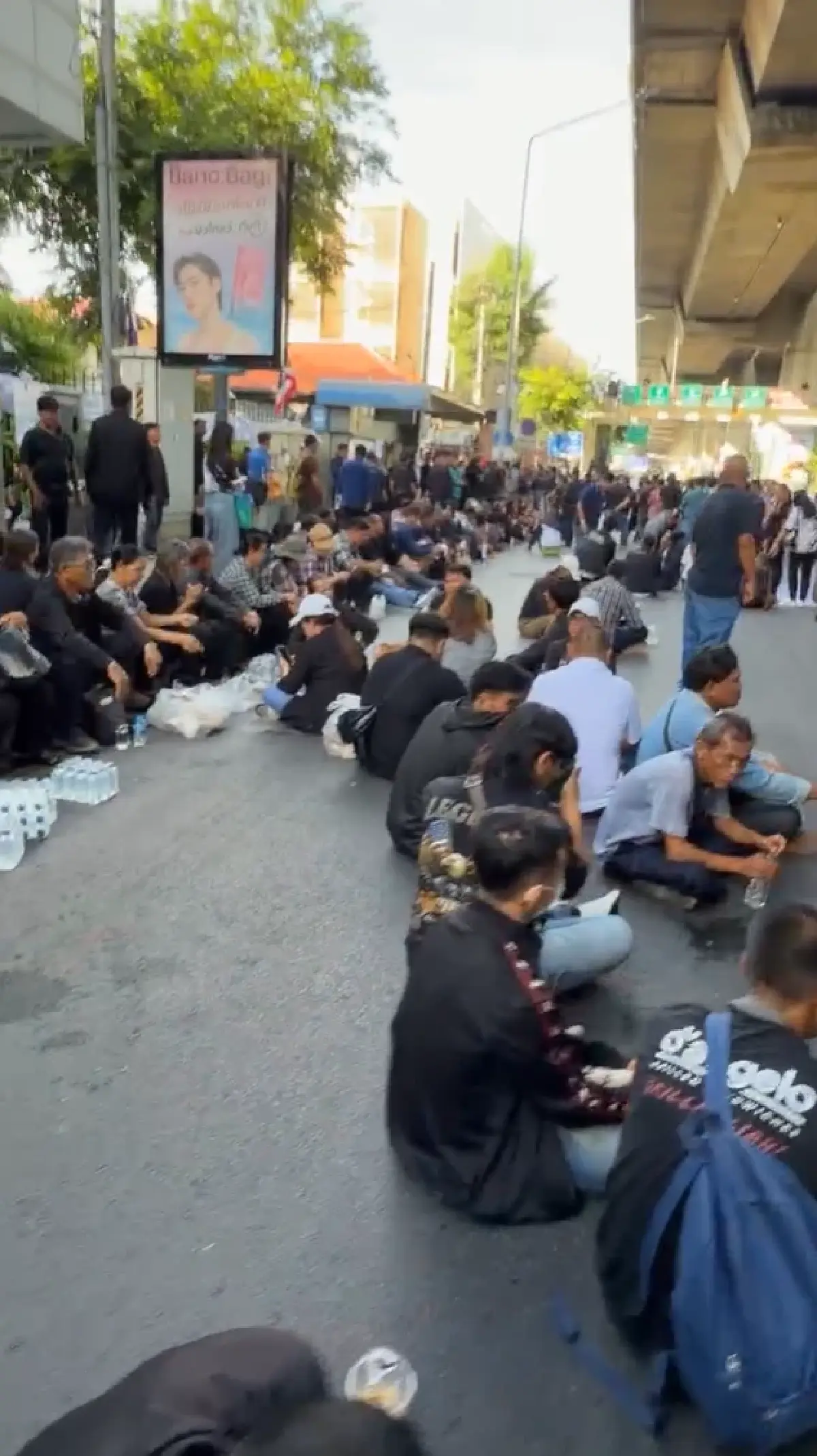ด่วน ชุมนุมใหญ่ 2,500 คน ปิดถนนหน้ากระทรวงอุตฯ ขอเงินช่วยเหลือไร่อ้อย