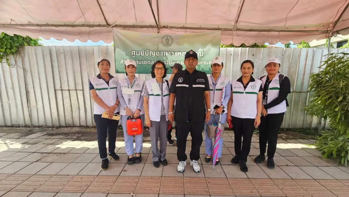 พายุเข้าลาดกระบัง เสาไฟล้มทับถนนฉลองกรุง ปิดถนน เคลียร์เส้นทาง