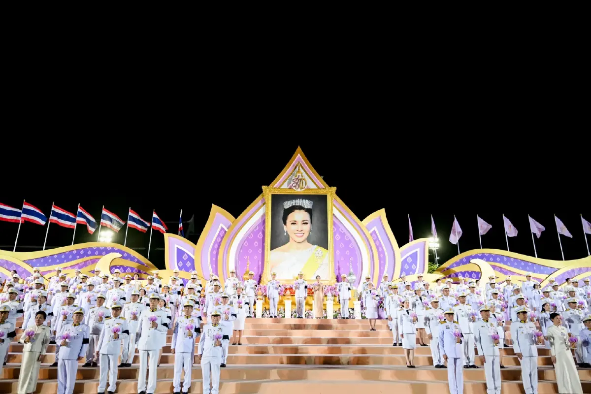 นายกฯ นำจุดเทียนถวายพระพรชัยมงคล สมเด็จพระนางเจ้าฯ พระบรมราชินี เฉลิมพระชนมพรรษา 4 รอบ