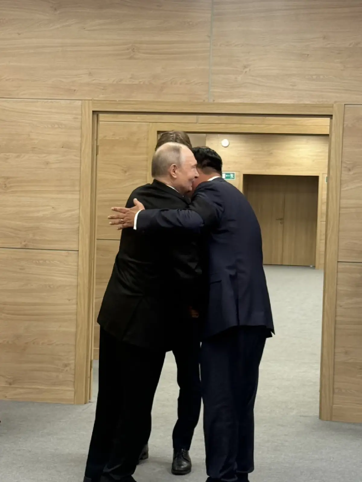 ‘อนุทิน-ปูติน’ ชื่นมื่น กอดกันกลม ลุยขยายความร่วมมือความมั่นคงทุกมิติ
