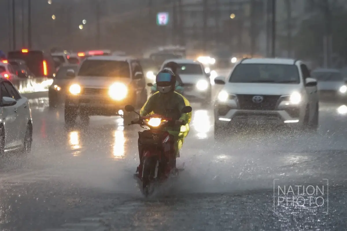 ฝนถล่มกรุง รัชดาน้ำท่วมขัง รถเล็กสัญจรลำบาก อุตุฯ เตือนตกยาวถึง 20 มิ.ย.