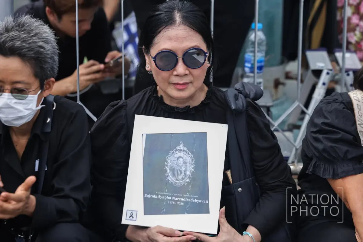 พสกนิกรปักหลักรอขบวนเชิญพระศพ “เจ้าฟ้าพัชรกิติยาภาฯ” หน้าพระบรมมหาราชวัง