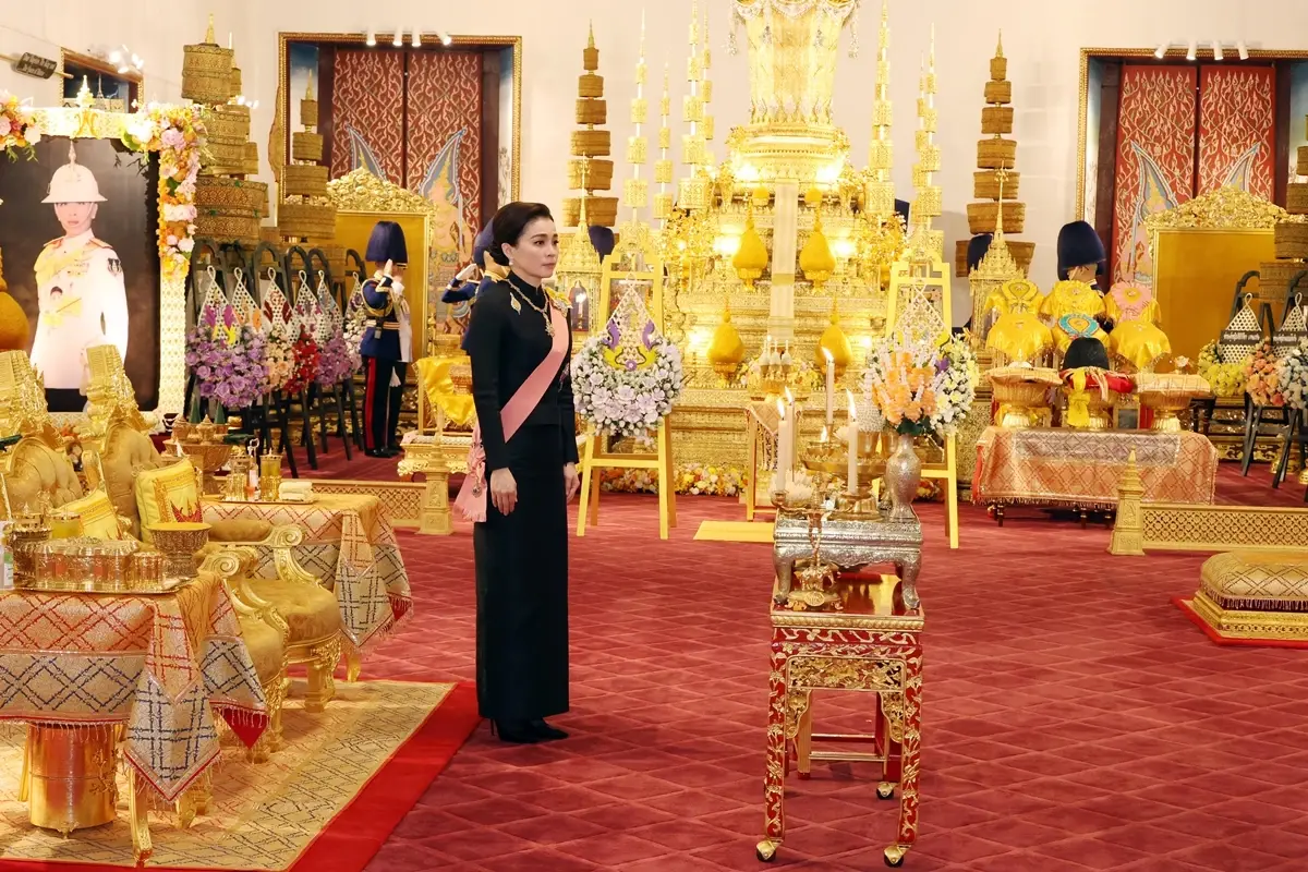 ในหลวง-พระราชินี เสด็จฯ ไปในการพระราชพิธีทรงบำเพ็ญพระราชกุศลปัณรสมวาร (15 วัน)