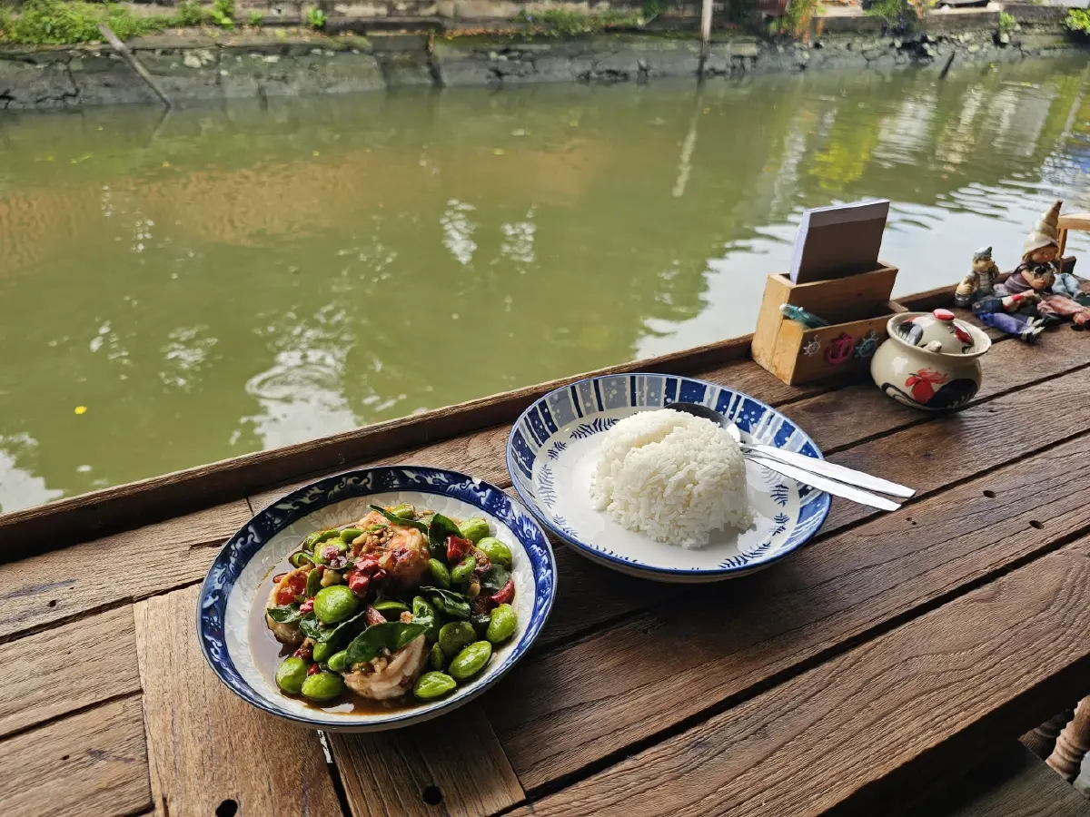 ‘กุ้งกะปิสะตอ’ อร่อยริมคลอง ต้องที่ร้าน ‘อาหารบ้านคุณเล็ก’