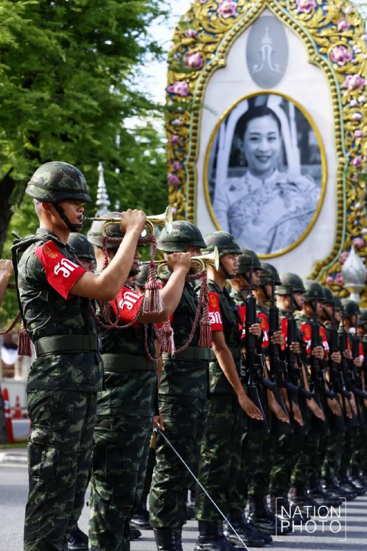 ในหลวง-พระราชินี เสด็จฯ นำขบวนเชิญพระศพ “เจ้าฟ้าพัชรกิติยาภาฯ” สู่พระบรมมหาราชวัง