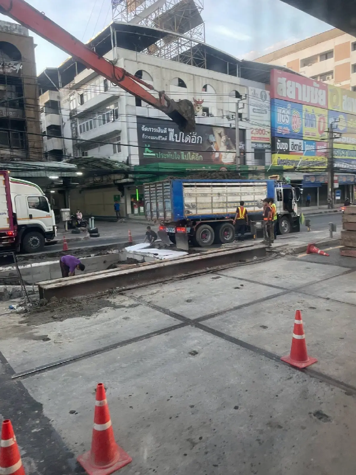 เลี่ยงรถติดด่วน ซ่อมถนนสุขุมวิท แยกแบริ่ง เดินรถได้ช่องเดียว