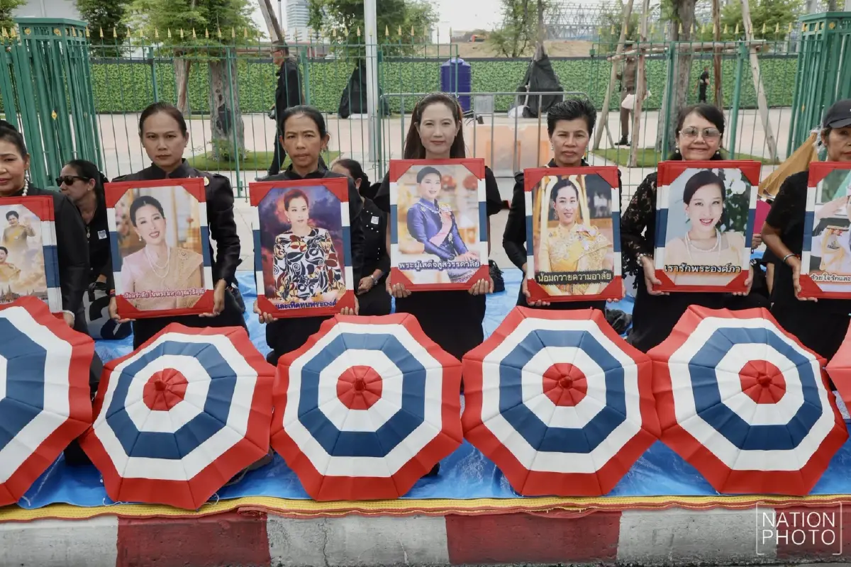 พสกนิกรปักหลักรอขบวนเชิญพระศพ “เจ้าฟ้าพัชรกิติยาภาฯ” หน้าพระบรมมหาราชวัง