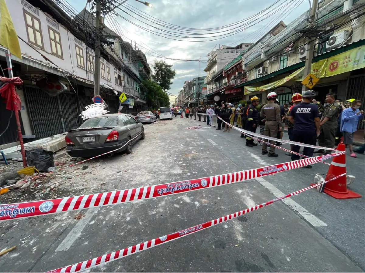 รถติด เลี่ยงเส้นทาง ถ.พระราม 4 ใกล้วัดไตรมิตร เหตุแผ่นปูนกันสาดหล่นทับ ปชช.