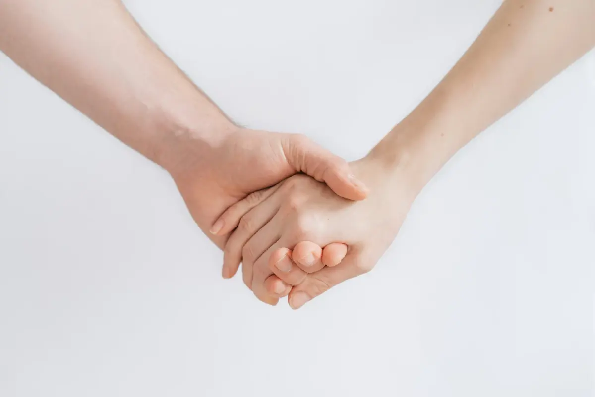 แรงบีบมือบอกอายุยืน? งานวิจัยเผย ยิ่งกำได้แน่น ยิ่งสุขภาพดีกว่า