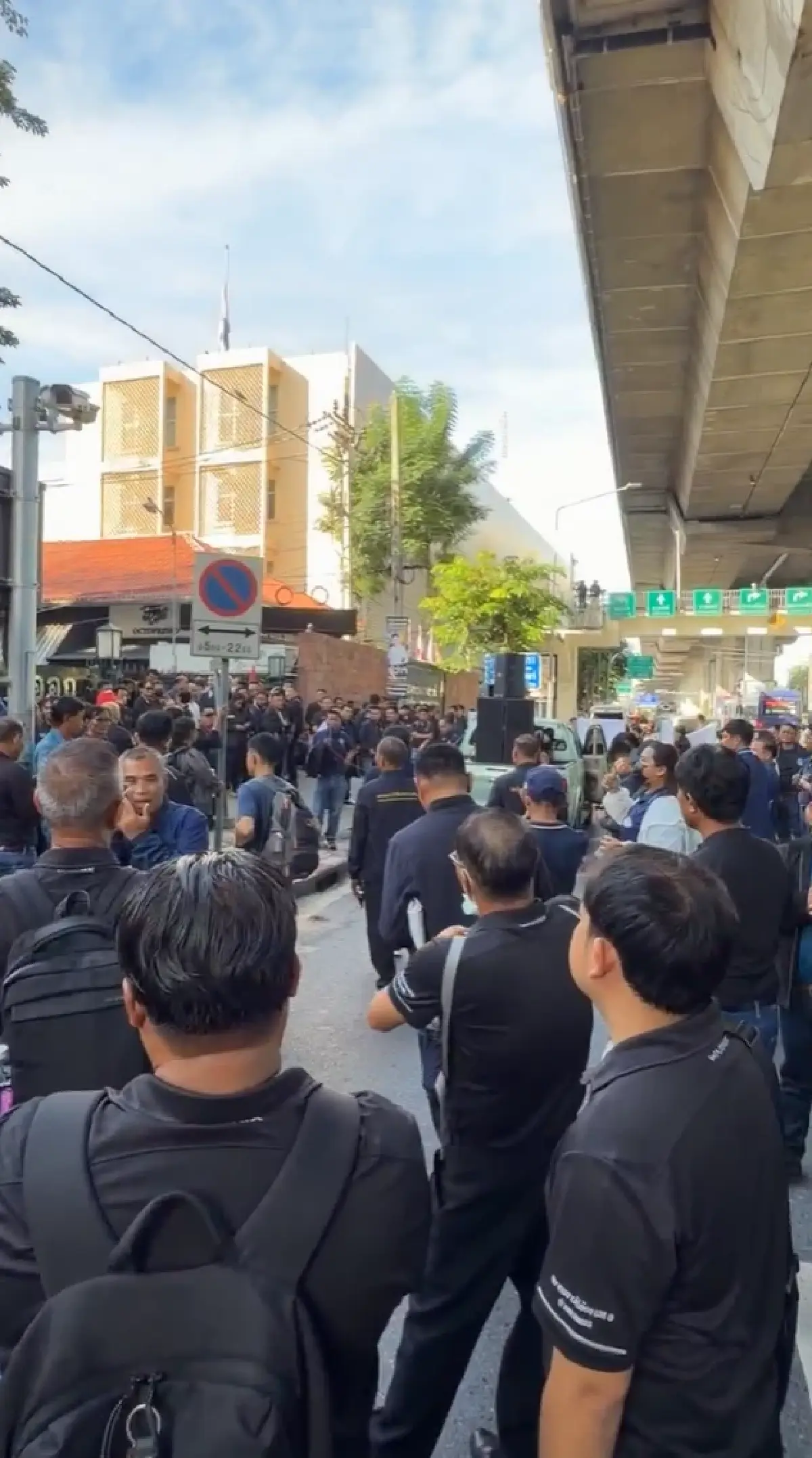 ด่วน ชุมนุมใหญ่ 2,500 คน ปิดถนนหน้ากระทรวงอุตฯ ขอเงินช่วยเหลือไร่อ้อย