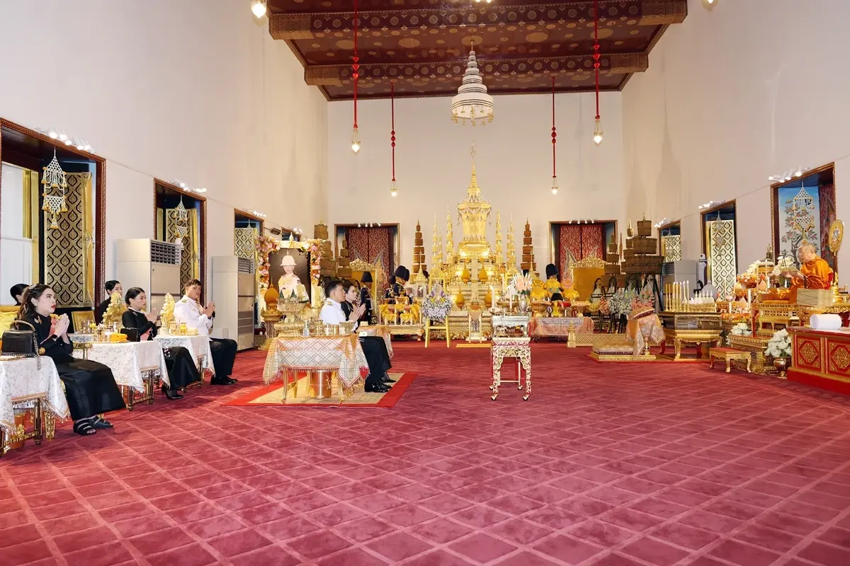 ในหลวง-พระราชินี เสด็จฯ ไปในการพระราชพิธีทรงบำเพ็ญพระราชกุศลปัณรสมวาร (15 วัน)