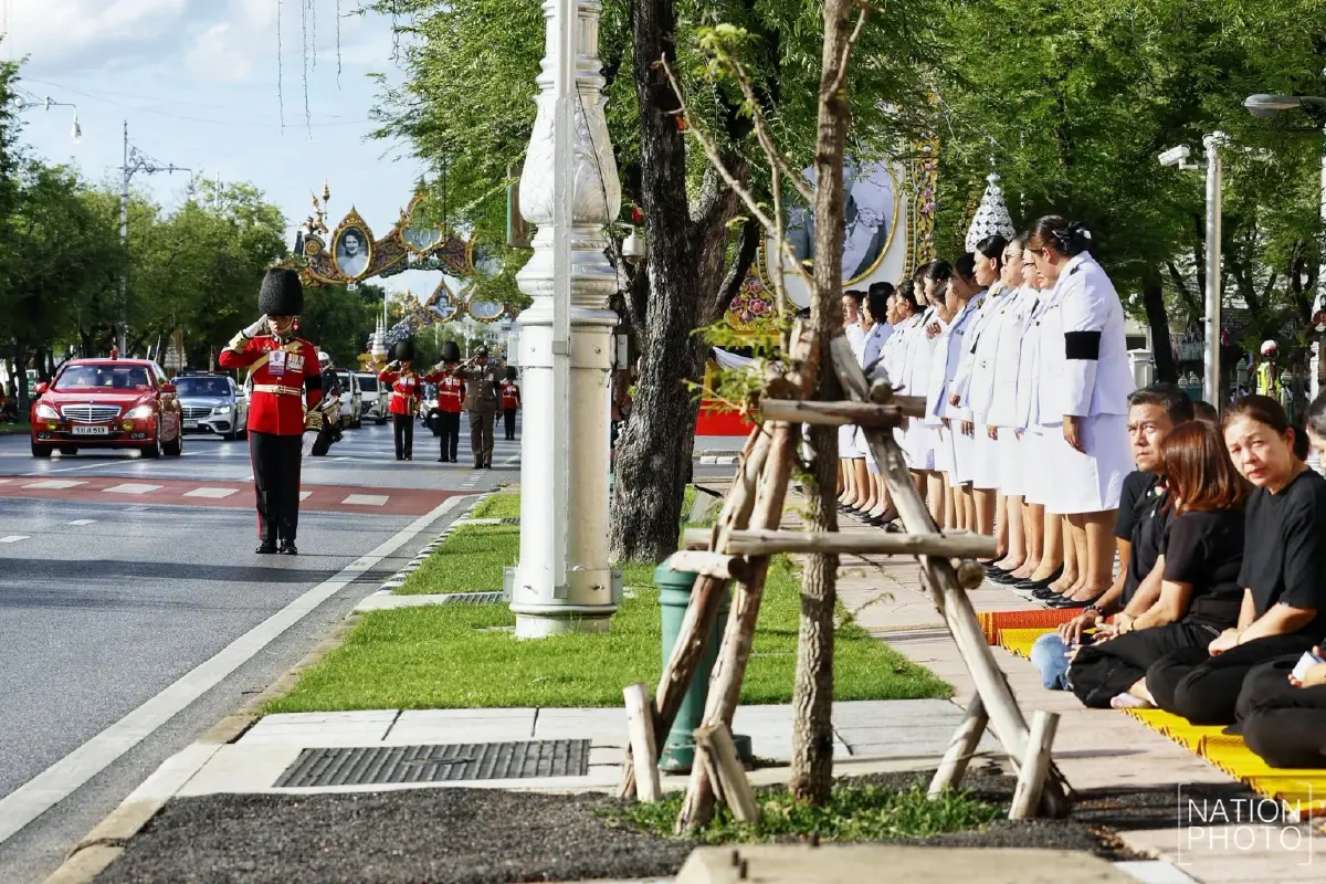 ในหลวง-พระราชินี เสด็จฯ นำขบวนเชิญพระศพ “เจ้าฟ้าพัชรกิติยาภาฯ” สู่พระบรมมหาราชวัง
