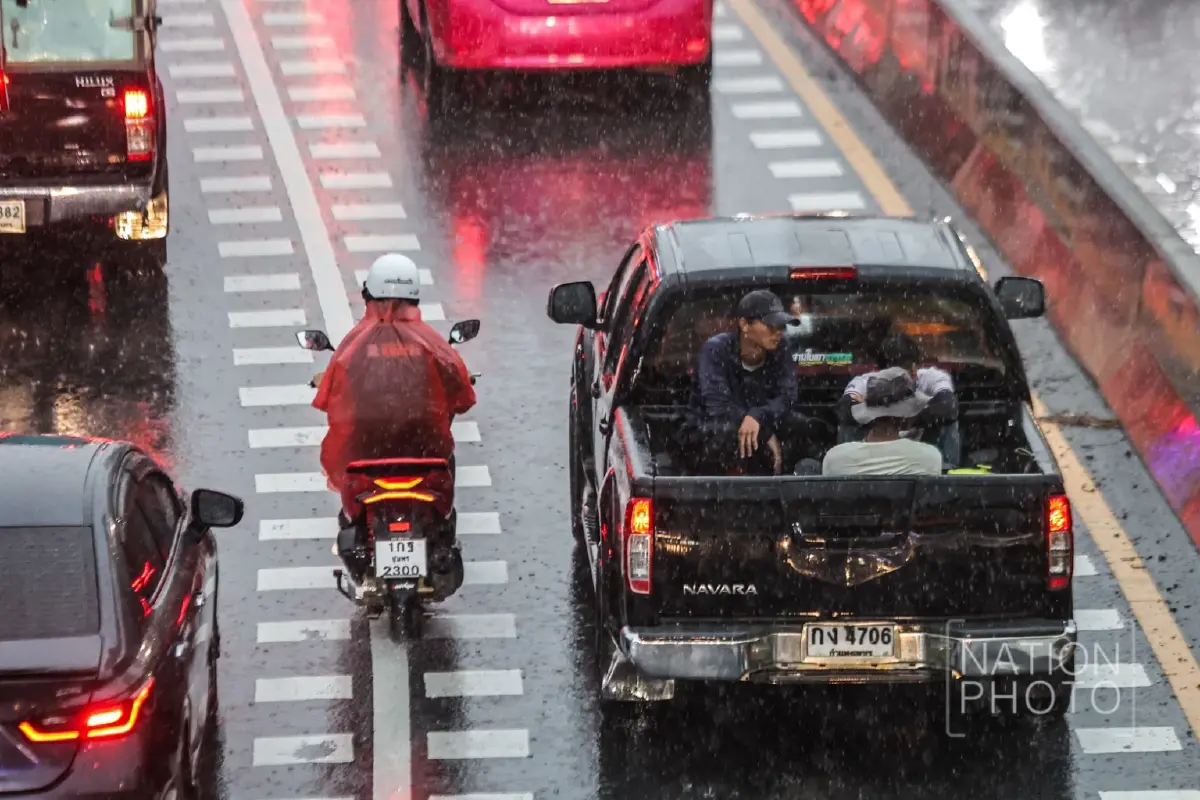 ฝนถล่มกรุง รัชดาน้ำท่วมขัง รถเล็กสัญจรลำบาก อุตุฯ เตือนตกยาวถึง 20 มิ.ย.