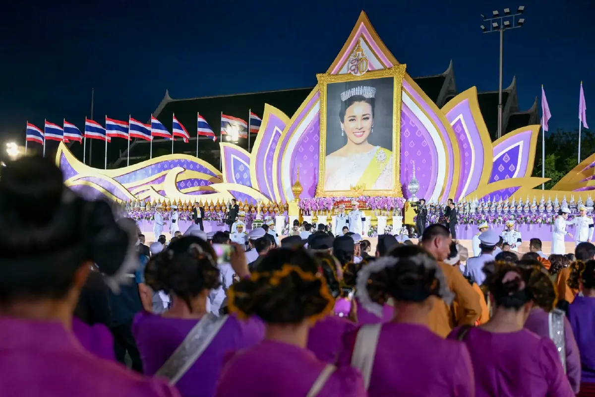 นายกฯ นำจุดเทียนถวายพระพรชัยมงคล สมเด็จพระนางเจ้าฯ พระบรมราชินี เฉลิมพระชนมพรรษา 4 รอบ