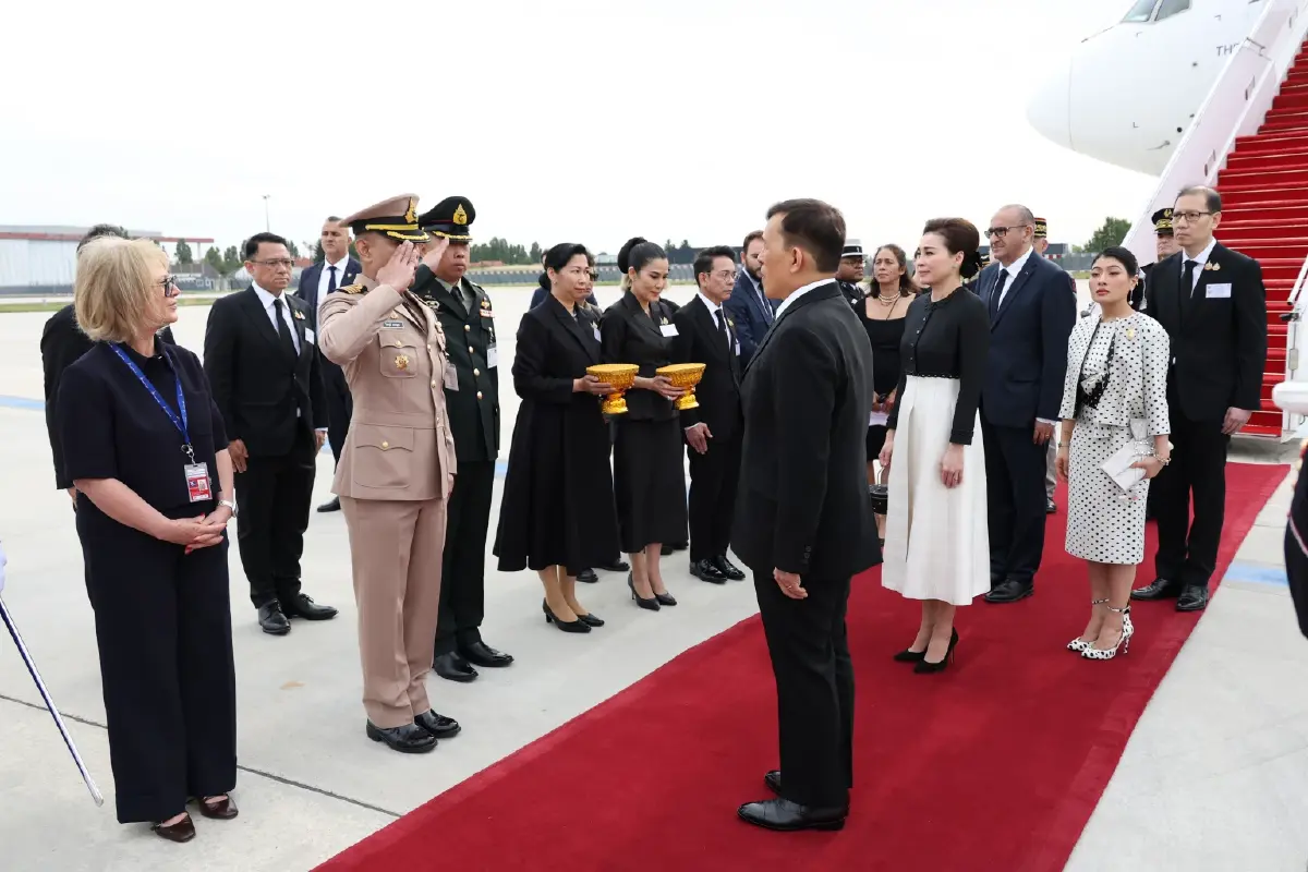 ในหลวง-พระราชินี เสด็จฯ ถึงฝรั่งเศส เจ้าฟ้าสิริวัณณวรี เฝ้าฯ รับเสด็จ