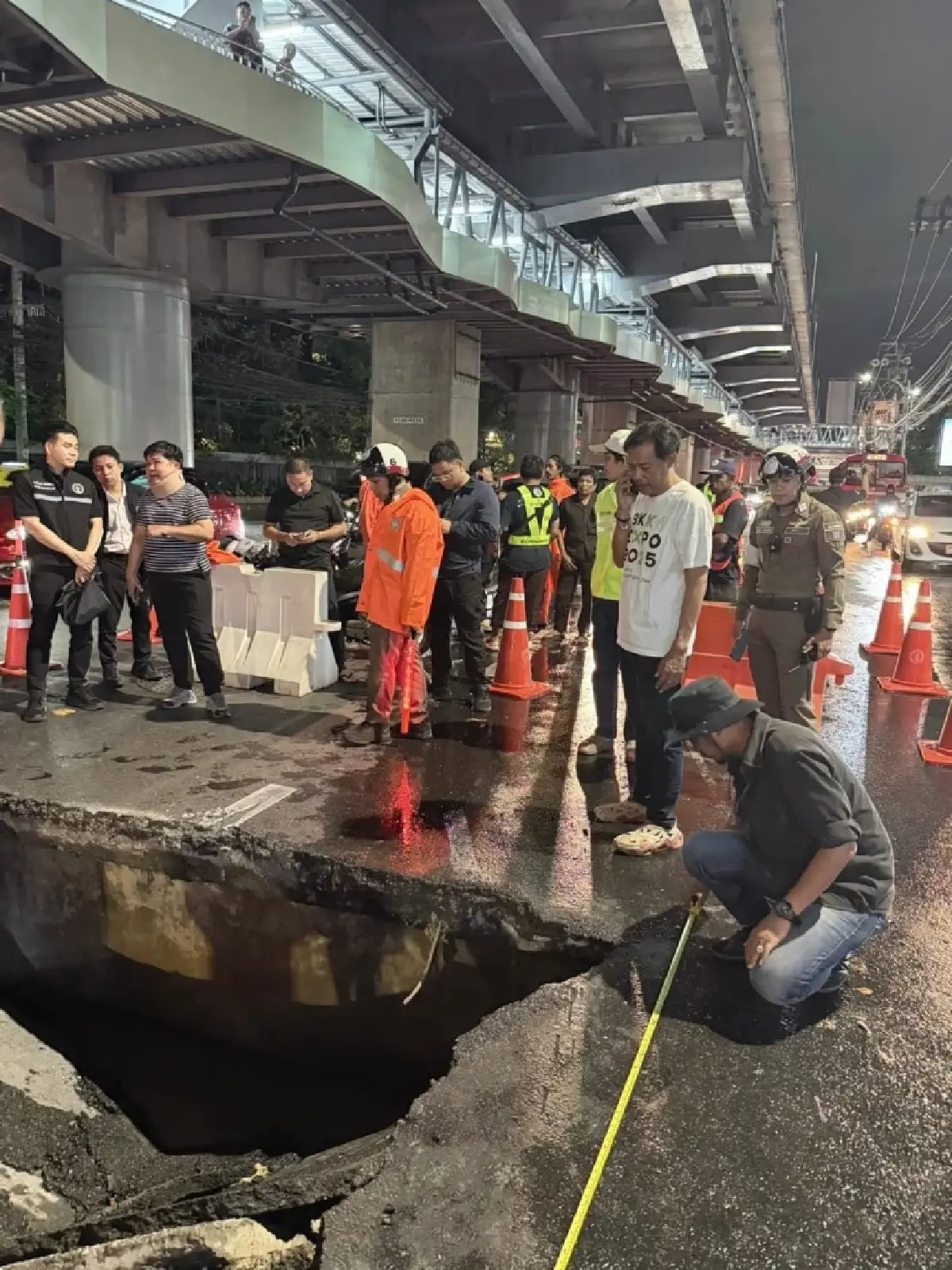 ถนนทรุด เลน 2 หน้าโลตัสบางกะปิ เสี่ยงอุบัติเหตุ แนะชะลอความเร็ว