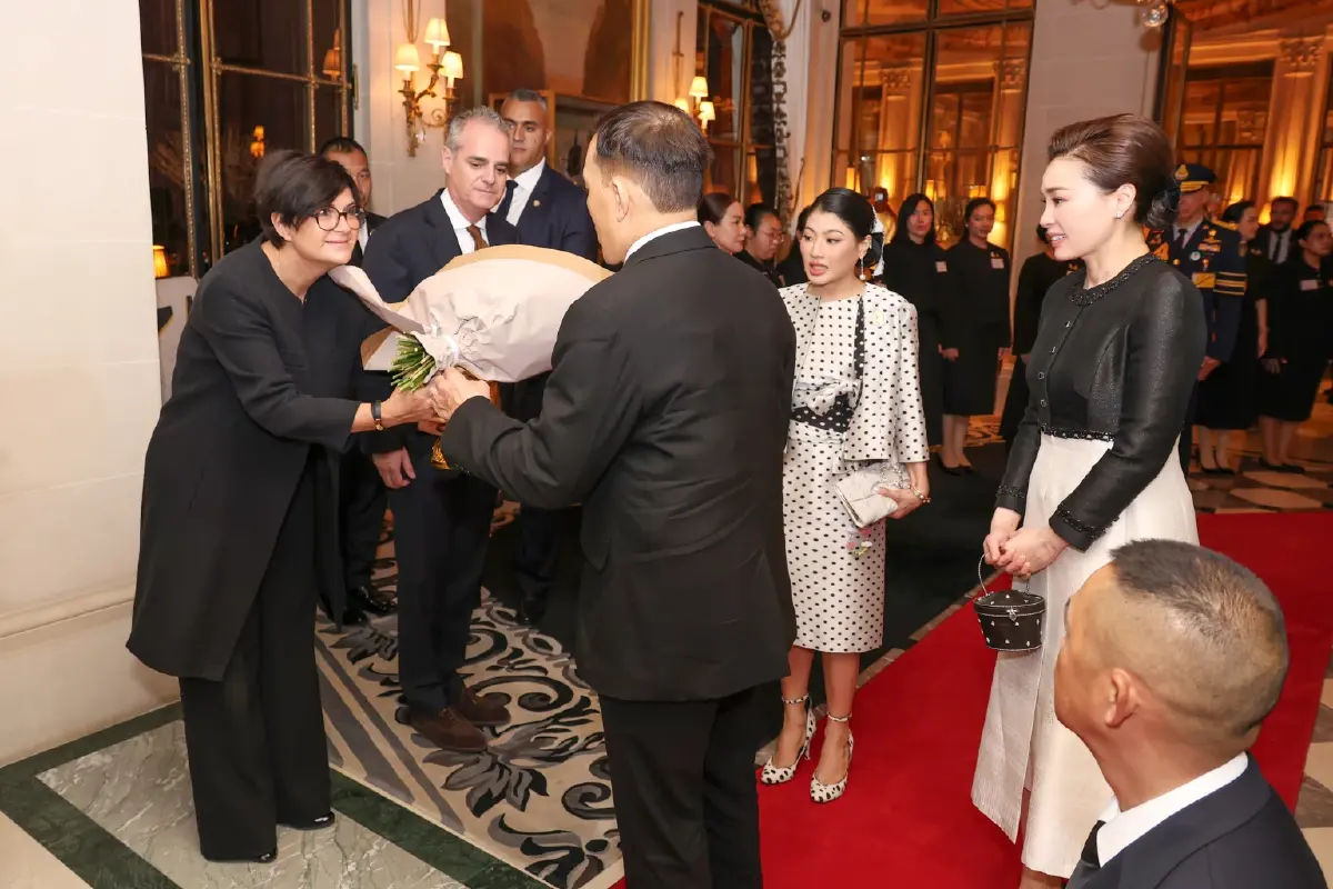 ในหลวง-พระราชินี เสด็จฯ ถึงฝรั่งเศส เจ้าฟ้าสิริวัณณวรี เฝ้าฯ รับเสด็จ