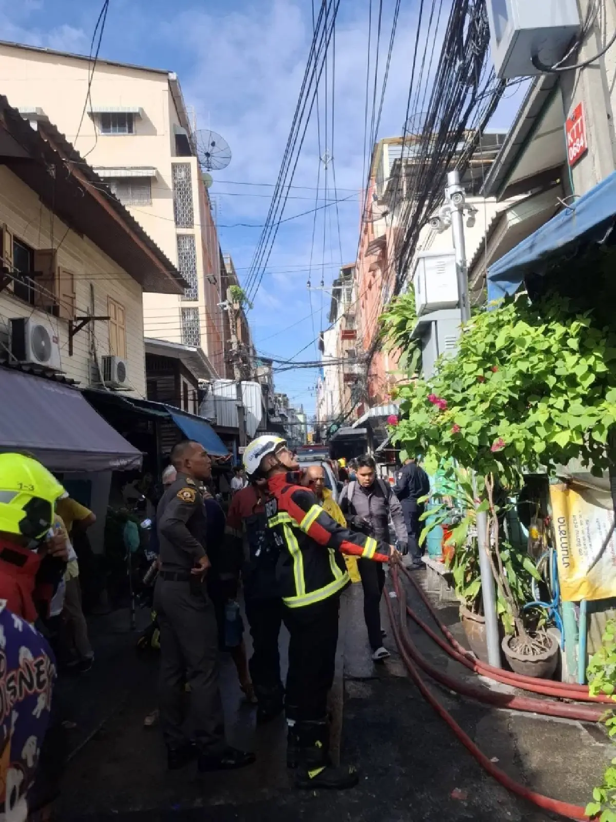 อัปเดตด่วน! ไฟไหม้กลางกรุงเทพ พระราม 6 บ้านวอด 5 หลัง หวั่นอาคารทรุดตัว