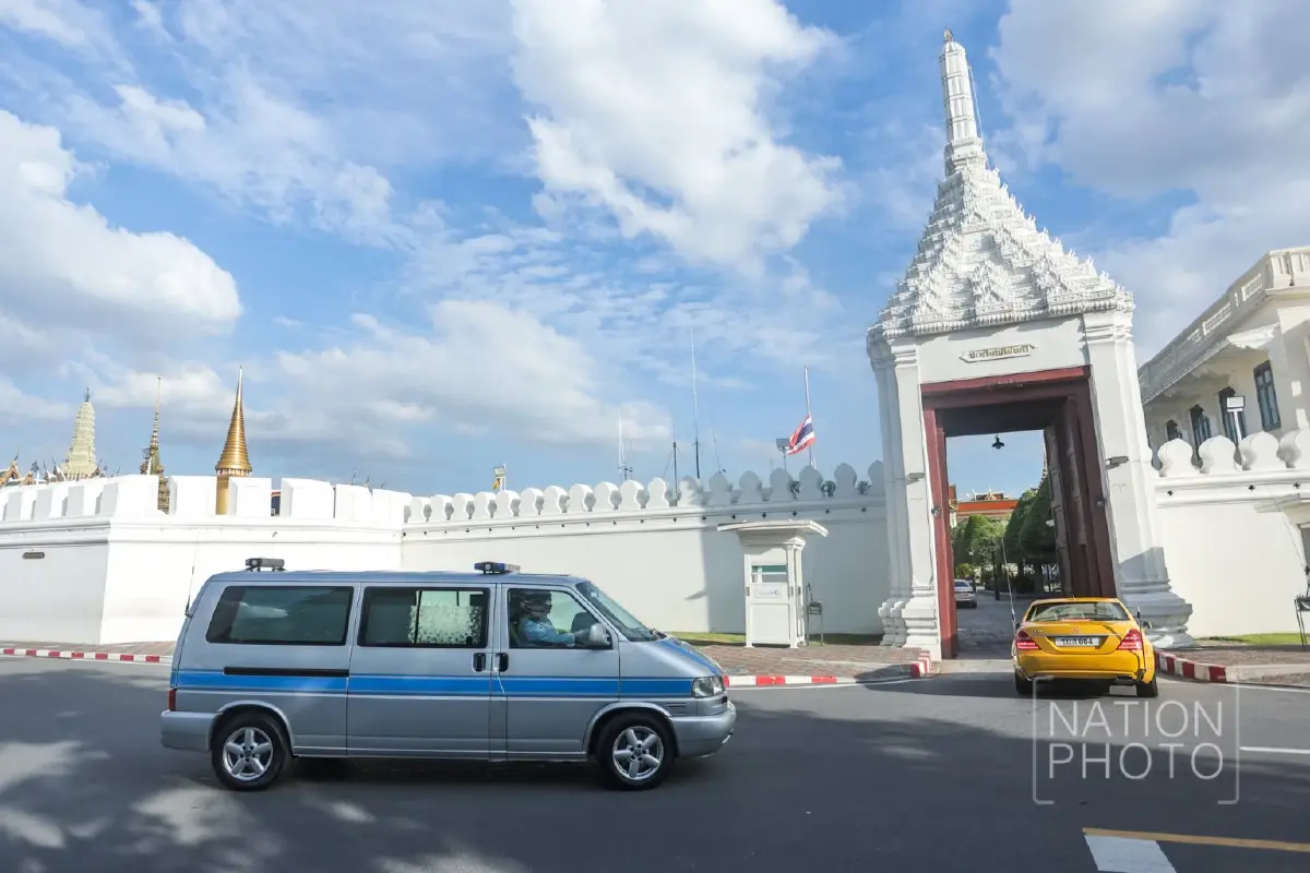 ในหลวง-พระราชินี เสด็จฯ นำขบวนเชิญพระศพ “เจ้าฟ้าพัชรกิติยาภาฯ” สู่พระบรมมหาราชวัง