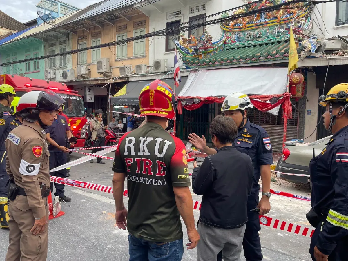 รถติด เลี่ยงเส้นทาง ถ.พระราม 4 ใกล้วัดไตรมิตร เหตุแผ่นปูนกันสาดหล่นทับ ปชช.