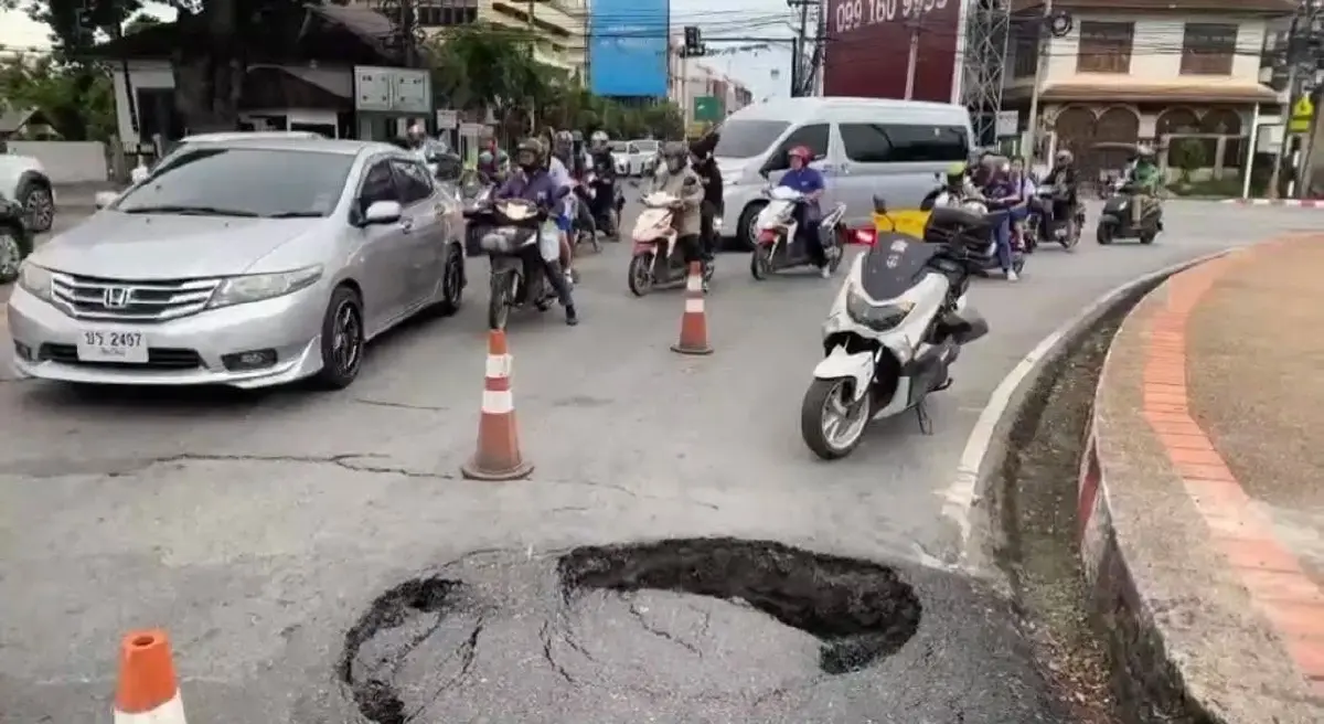 ด่วน! ถนนทรุดตัว เป็นหลุม กลางเมืองเชียงใหม่ มุ่งหน้าถนนท่าแพ